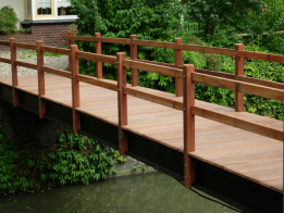 hardhouten-loopbrug-met-leuningen-op-stalen-onderliggers--2-