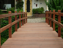 hardhouten-loopbrug-met-leuningen-op-stalen-onderliggers