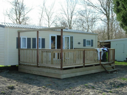 vlonder-bij-chalet-geimpregneerde-gladde-planken-en-hekwerk-met-pergola