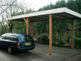 carport-met-hardhouten-palen-en-boeiboord-van-multiplex