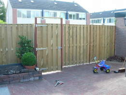 geimpregneerde-schermen-v-v-afdeklat-poort-met-hengen-en-duimen-boerenklinkstel-en-oplegslot-hardhou