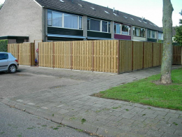 geimpregneerde-schermen-v-v-afdeklat-poort-met-hengen-en-duimen-boerenklinkstel-en-oplegslot-hardhou