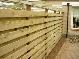 hardhouten-palen-geimpregneerde-planken-tegen-de-palen-aan-pergola-met-ruiters
