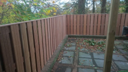 hardhouten-schutting-op-muur