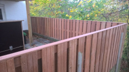 hardhouten-schutting-op-stenen-muur