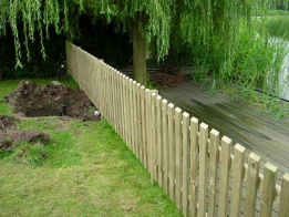 hekwerk-geimpregneerd-latten-met-afgeschuinde-bovenzijde