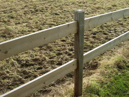 hekwerk-paardenwei-hardhouten-paal-v-v--gat-met-geimpregneerde-plank--2-