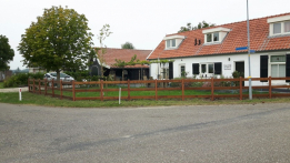 hekwerk-palen-hardhout-9x9-planken-door-de-palen-heen-28x145-mm-gebeitst