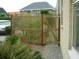 schutting-en-poort-van-geimpregneerde-latten