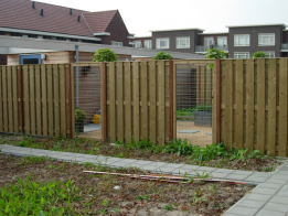 schutting-geimpregneerd-gaasschermen-in-houten-lijst-hardhouten-palen