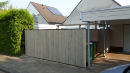 schutting-van-fijnbezaagde-grijs-gebeitste-planken