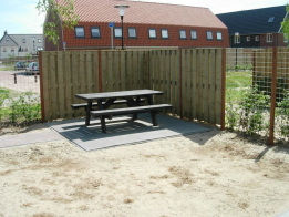 schuttingschermen-geimpregneerd-voorzien-van-afdeklat-hardhouten-palen-betongaas-tegen-de-palen-aan