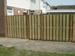 schuttingschermen-geimpregneerd-voorzien-van-afdeklat-hardhouten-palen-poort-met-hengen-en-duimen-en