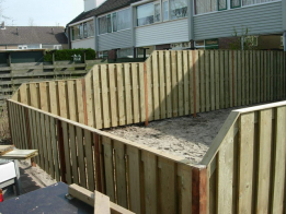 schuttingschermen-geimpregneerd-voorzien-van-afdeklat-hardhouten-palen-poort