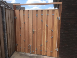 dubbele-poort-met-geschaafde-douglas-planken-stalen-frame-cilinderslot-en-grondgrendel