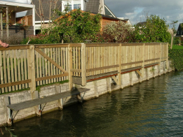 geimpregneerd-hekwerk-v-v--afdeklat-en-poortje-bevestigd-aan-de-beschoeiing