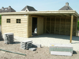 schuur-met-schuifdeur-en-carport-van-geimpregneerde-bevel-siding--zweeds-rabat-