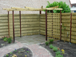 pergola-met-hardhouten-palen-geimpregneerde-balken-en-trellisschermen