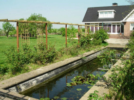 pergola-met-hardhouten-palen-geimpregneerde-ligger-ruiters-en-trellisschermen