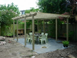 pergola-van-geimpregneerde-palen-en-balken