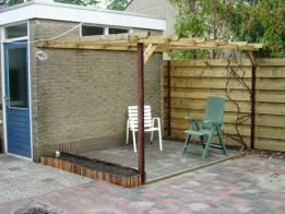 pergola-van-hardhouten-palen-en-geimpregneerde-balken