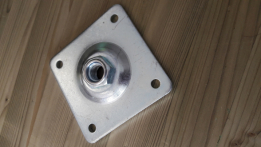 Bevestigingsplaat t.b.v. betonpoer 10,5 x 10,5 cm, 6 mm dik, verzinkt, v.v. verdraaibare moer M16 en 4 gaten incl. houtdraaibouten 8x40 mm