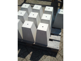 Betonpoer 15x15x35 cm (voet 25x25 cm) v.v. schroefhuls M16; 32 kg; ingraafmodel