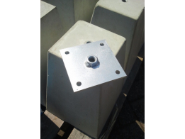 Bevestigingsplaat t.b.v. betonpoer 10,5 x 10,5 cm, 6 mm dik, verzinkt, v.v. moer M16 en 4 gaten incl. houtdraaibouten 8x40 mm